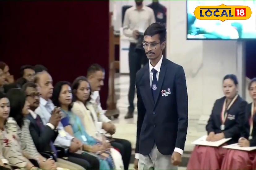 শিলিগুড়ির বিনয় মোড়ের বাসিন্দা অনুপ ২০২০ সালে তরাই তারাপদ আদর্শ বিদ্যালয় থেকে উচ্চ মাধ্যমিক পাশ করে ভর্তি হন সূর্যসেন কলেজে। সেখান থেকেই শুরু হয় তাঁর এনএসএস জীবনের যাত্রা। সমাজসেবার প্রতিটি উদ্যোগে তিনি ছিলেন প্রথম সারিতে — রক্তদান শিবিরের আয়োজন, বিপর্যস্ত এলাকার মানুষকে সহায়তা, এবং জরুরি মুহূর্তে মানুষের পাশে দাঁড়ানোয় তাঁকে ইতিমধ্যেই চিনেছে শিলিগুড়ি ও উত্তরবঙ্গের মানুষ। ছবি ও তথ্য : ঋত্বিক ভট্টাচার্য