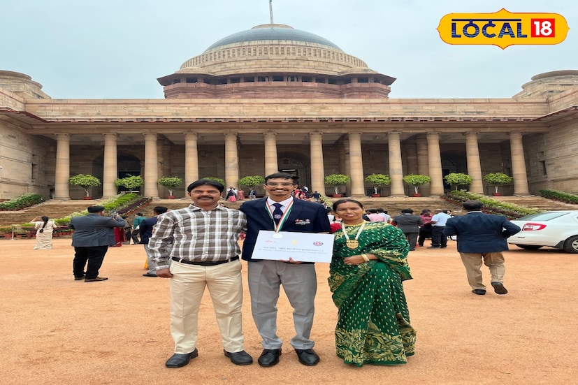 স্নাতক শেষ করেও অনুপ সমাজসেবা থামাননি। বর্তমানে সাহুদাঙির জলডুমুরপাড়ায় তিনজন সহকর্মী — পল্লব বিশ্বাস ও রিনা রায় বিশ্বাসের সঙ্গে মিলে চালাচ্ছেন একটি অবৈতনিক স্কুল, যেখানে আর্থিকভাবে দুর্বল ছাত্রছাত্রীরা পাচ্ছে বিনামূল্যে শিক্ষার সুযোগ। ছবি ও তথ্য : ঋত্বিক ভট্টাচার্য
