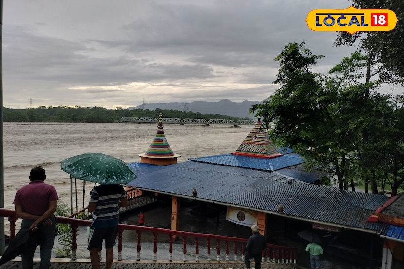 ভুটান পাহাড় থেকে আসা জল ও ভুটান পাহাড়ের নদীতে হঠাৎ জল বেড়ে যাওয়ার কারণে এই ঘটনা ঘটে। ভুটান প্রশাসনের অন্যান্য আধিকারিকের সঙ্গে বৈঠক বিধায়কের। 