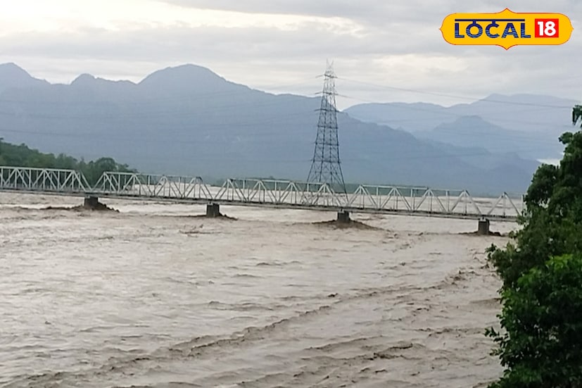 ভুটান সীমান্তবর্তী শহর জয়গাঁয় সীমানা প্রাচীর ভেঙে প্রবেশ করে ভুটানের জল। এই পরিস্থিতিতে জল-কাদায় পরিপূর্ণ হয়ে যায় এলাকা। কাদার পরিমাণ এতটা বেশি, জয়গাঁর বিভিন্ন এলাকার বাড়িঘরগুলি কাদায় ডুবে থাকে। এই সমস্যার সমাধান নিয়ে আলোচনা করতে এদিন ভুটানে গিয়ে কনসুলেট জেনারেলের সঙ্গে কথা বললেন কালচিনির বিধায়ক বিশাল লামা। (ছবি ও তথ্যঃ অনন্যা দে)