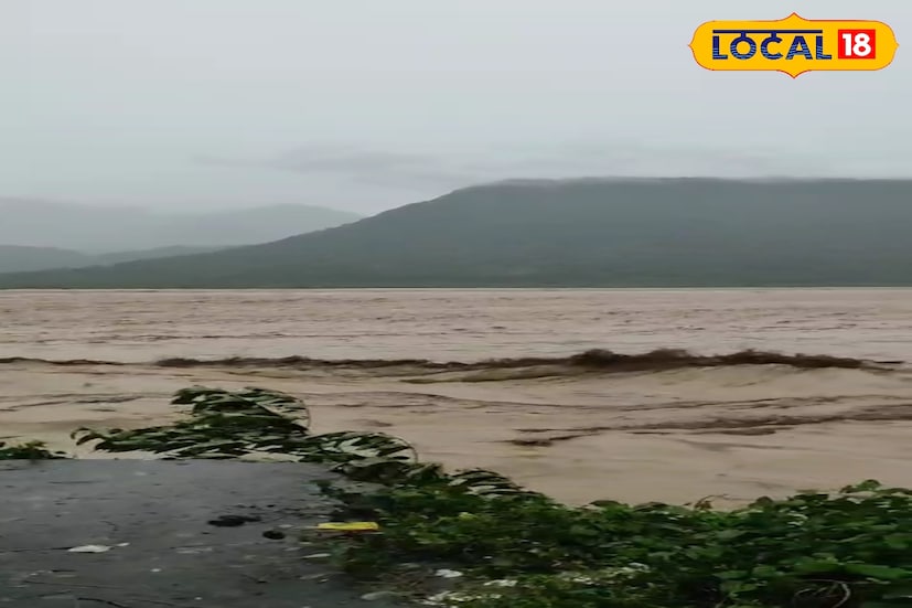 এলাকায় একটু ভারী বৃষ্টি হলেই এই ছবি দেখা যায়। কাদায় ভরে থাকে এলাকা। এমনকি বাড়িঘরগুলিতেও প্রবেশ করে এক পা কাদা। বিধায়ক বিশাল লামা জানান, 