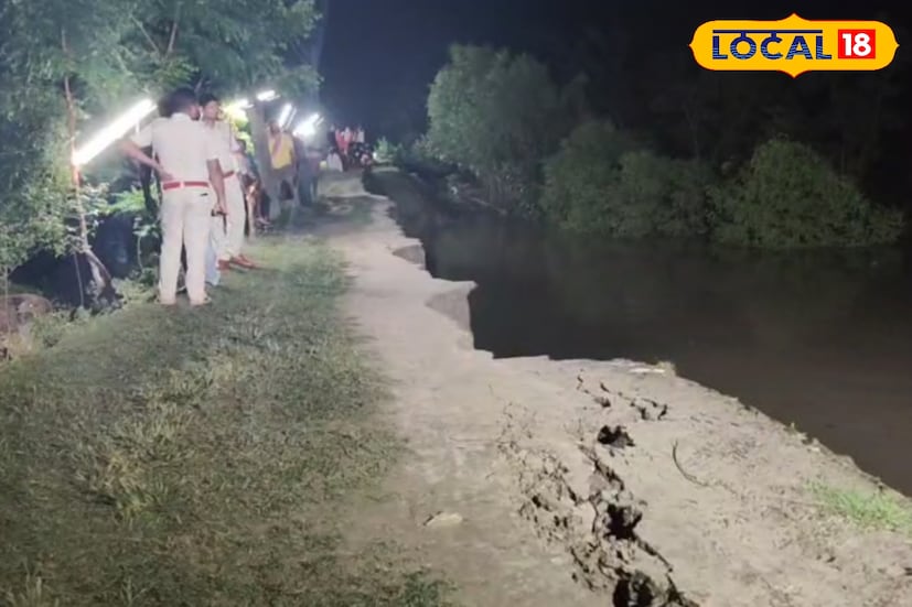 স্থানীয় সূত্রে জানা গিয়েছে, দীর্ঘদিন ধরে ওই বাঁধে ফাটল দেখা দিয়েছিল। গত কয়েকদিনের ভাটার সময় নদীর তীব্র স্রোতে ফাটল বড় হতে হতে এদিন রাতে হঠাৎ ধস নামে। বাঁধের মাটি ধসে পড়ার সঙ্গে সঙ্গেই নদীর জল গর্জন তুলে ভিতরে ঢুকতে শুরু করে। রাতের অন্ধকারে বাঁধ সংলগ্ন গ্রামগুলিতে আতঙ্ক ছড়ায়।