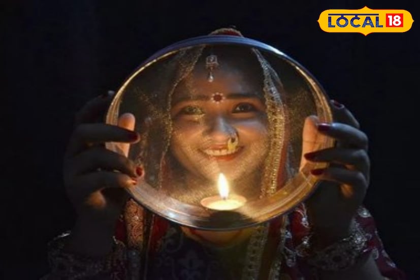 করবা চৌথে লাল শাড়ি বা লেহেঙ্গা পরে, হাতে মেহেন্দি লাগিয়ে, গয়নাগাটি পরে সাজেন মহিলারা। পারিবারিক প্রীতি ও ঐতিহ্যকে এক সূত্রে বেঁধে রাখার মাধ্যম হিসেবেই এই প্রথাটি পালন করা হয়।