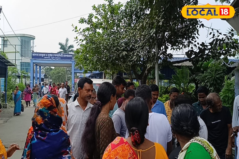 চন্দ্রবোড়া সাপ অন্যতম বিষধর ও বিপজ্জনক সাপ। স্নায়ুতন্ত্রে আঘাত করে এমন তীব্র নিউরোটক্সিক বিষ থাকে এর দেহে। সৌভাগ্যবশত, কালনা হাসপাতালে উদ্ধারের ঘটনায় কেউ আহত হননি। বিশেষজ্ঞদের মতে, চন্দ্রবোড়া সাধারণত শান্ত প্রকৃতির হলেও এর কামড় প্রাণঘাতী হতে পারে। তথ্য ও ছবি বনোয়ারীলাল চৌধুরী
