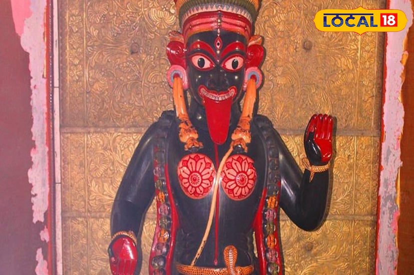 তবে কেমন দেখতে সেই মন্দিরটি! সুউচ্চ মন্দিরটি নির্মিত ইট দিয়ে। অষ্টকোণাকৃতি মন্দির। এর চারপাশ দিয়ে রয়েছে প্রদক্ষিণ করার পথ। পরিক্রমা পথের চারধার আবার উঁচু পাঁচিলে ঘেরা। মন্দিরের প্রবেশদ্বার মোট তিনটি। মূল দ্বারটি দক্ষিণ দিকে। এখানে দেবীর অধিষ্ঠান দক্ষিণাভিমুখী। অন্য দুটি দ্বার পূর্ব ও পশ্চিমে। মন্দিরের চৌকাঠগুলি নির্মিত ব্যাসল্ট পাথরে।