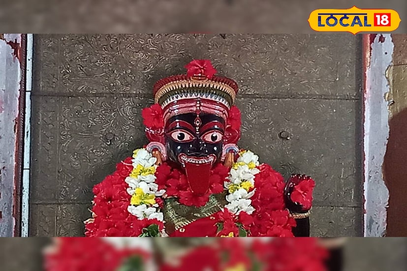গুহ্যকালী মন্দিরের বিগ্রহটি অভিনব। আনুমানিক প্রায় দুশো বছরের বেশি প্রাচীন বিগ্রহটি দেড় ফুট উঁচু বেদিতে প্রতিষ্ঠিত। কষ্টিপাথরে নির্মিত। সর্পকুণ্ডলীর উপরে যোগমুদ্রায় দেবী উপবিষ্টা। উচ্চতায় প্রায় চার ফুট। সর্পালঙ্কারে ভূষিতা দেবী দ্বিভুজা। ত্রিনয়নীর ডান হাতে বরাভয়, বাম হাতে অভয় মুদ্রা। তাই এবার আপনি যদি কালী পুজোর সময় বা আগে বীরভূম আসেন তাহলে অবশ্যই ঘুরে আসুন এই মন্দির থেকে মিলবে মনের শান্তি ও স্বস্তি।