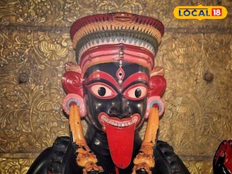 কোনও বিশেষ পুজো হয় না, কালীপুজোর সন্ধ্যায় দেবীকে শয়ন দিয়ে মন্দির চত্বর রাখা হয় ফাঁকা!