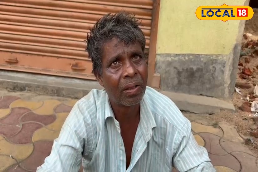 গ্রাম থেকে চিকিৎসার জন্য সিউড়ি শহরে এসে ভয়াবহ দুর্ঘটনার শিকার হলেন এক ব্যক্তি। টোটো থেকে পড়ে গুরুতর আহত হওয়ার পর তাঁকে রাস্তায় ফেলে পালাল টোটো চালক। বৃহস্পতিবার ঘটনাটি ঘটেছে বীরভূমের সিউড়ি শহরে। (ছবি ও তথ্য: সুদীপ্ত গড়াই)  গ্রাম থেকে চিকিৎসার জন্য সিউড়ি শহরে এসে ভয়াবহ দুর্ঘটনার শিকার হলেন এক ব্যক্তি। টোটো থেকে পড়ে গুরুতর আহত হওয়ার পর তাঁকে রাস্তায় ফেলে পালাল টোটো চালক। বৃহস্পতিবার ঘটনাটি ঘটেছে বীরভূমের সিউড়ি শহরে। (ছবি ও তথ্য: সুদীপ্ত গড়াই)