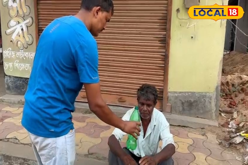 দুর্ঘটনার পর জ্ঞান হারান সুখেনবাবু। তাঁকে ওই অবস্থায় ফেলে টোটো চালক দ্রুত পালিয়ে যায়। রাস্তায় কেউ সাহায্য করতে এগিয়ে না আসায় দীর্ঘক্ষণ আহত অবস্থায় পড়ে ছিলেন তিনি।