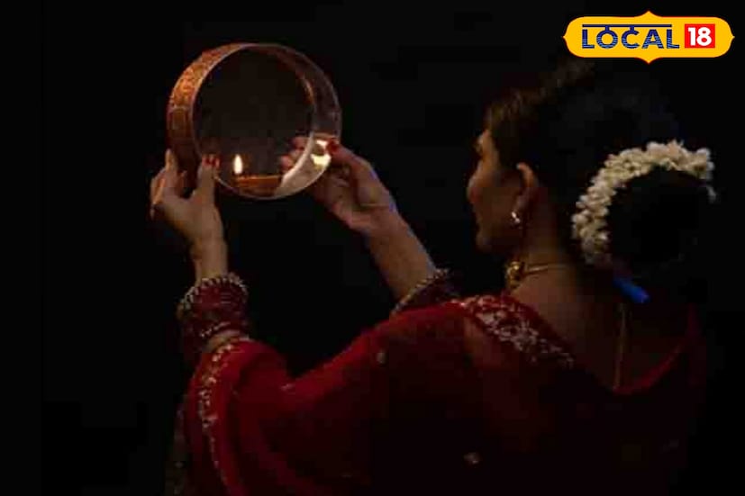 যেকোনও মেকআপ শুরু করার আগে ত্বকের প্রস্তুতি অত্যন্ত জরুরি। ক্লিনজিং, টোনিং এবং ময়েশ্চারাইজিং প্রথম ধাপ। পরিষ্কার ও আর্দ্র ত্বক মেকআপ প্রোডাক্টগুলিকে ভালোভাবে বসতে সাহায্য করে। প্রাইমার ব্যবহার মেকআপকে দীর্ঘস্থায়ী ও ছিদ্রমুক্ত দেখায়।
