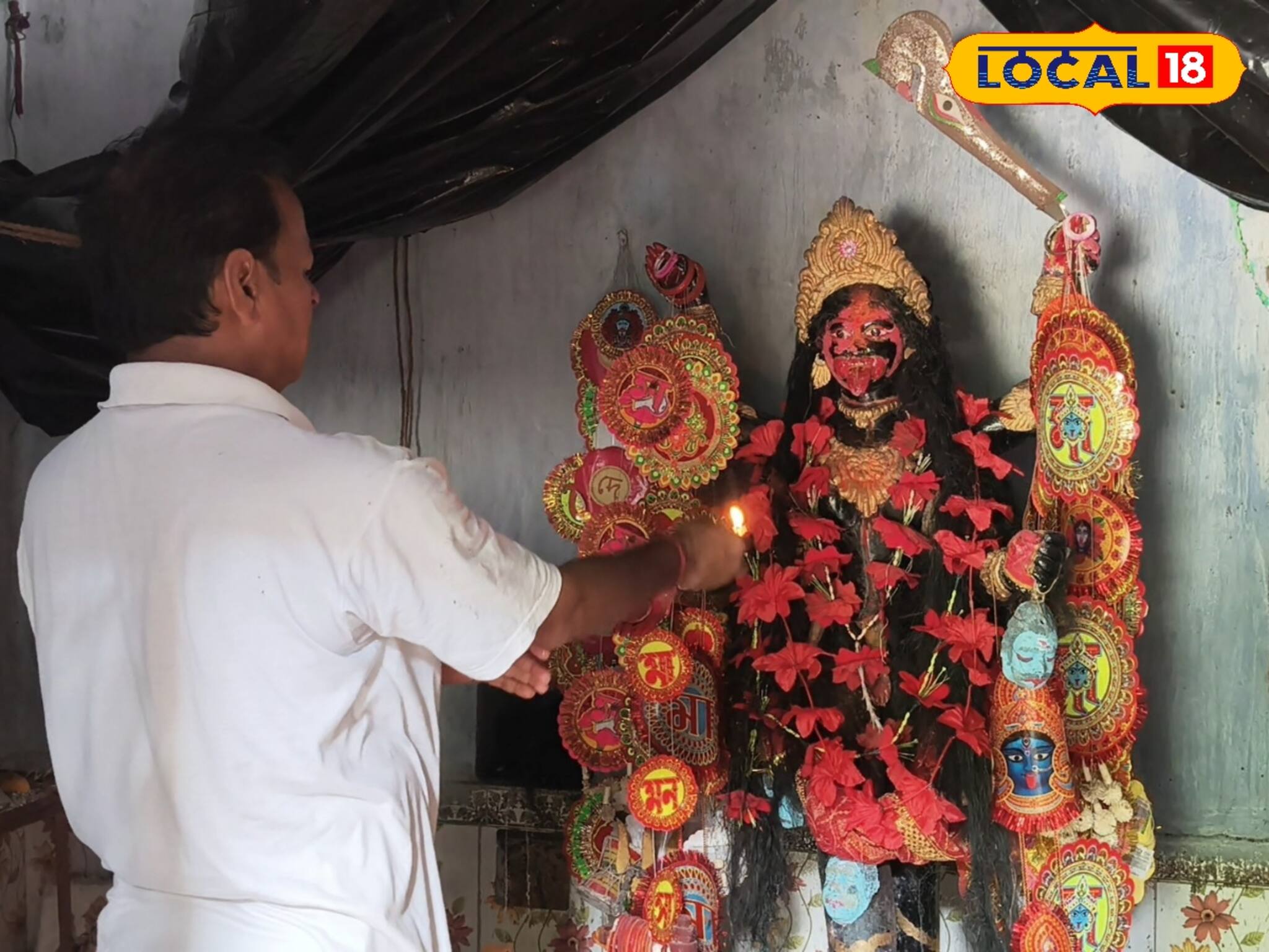 Kali Puja: বৈদ্যুতিক আলো নয়, প্রদীপের আলোতেই পুরুলিয়ার 'ঝনকাই সেনী' কালীপুজো