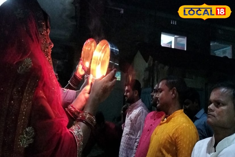 ব্রতীরা জানান, এই ব্রত অন&#x200d;্যতম কঠিন ব্রত। পাশাপাশি ব্রতে ব্যবহৃত জিনিসের দাম এদিন হয় আকাশছোঁয়া। তবুও স্বামীর মঙ্গলকামনায় এই ব্রত পালন করেন স্ত্রী-রা। মিনা গুপ্তা নামের এক করবা চৌথ ব্রতী জানান, 
