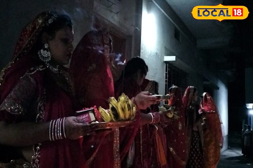 কার্তিকের চতুর্থী তিথিতে পালিত হয় করবা চৌথ উৎসব। এই উৎসবে চন্দ্র দেবতার পুজো করা হয়। দেবতার উদ্দেশে জল অর্ঘ্য দিয়ে তারপর স্বামীর মুখ দেখে ভাঙতে হয় উপোস। স্বামীরা তাঁদের স্ত্রীদের জল পান করিয়ে উপোস ভাঙান।