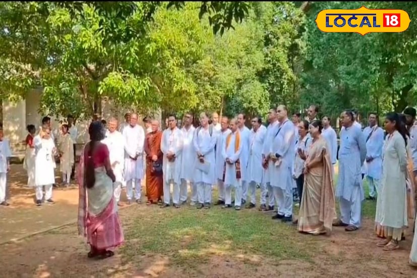 বীরভূম,সৌভিক রায়: বিশ্বভারতীর আগত পর্যটকদের জন্য এবার খুশির খবর দিল বিশ্বভারতীর উপাচার্য। প্রসঙ্গত গতবছর ইউনেস্কো ওয়ার্ল্ড হেরিটেজ সাইট হিসেবে ঘোষণা করে বিশ্বভারতীর একাধিক জায়গাকে। এরপরই গত দু মাস আগে সপ্তাহে একদিন করে হেরিটেজ ওয়ার্ক চালু করেছে বিশ্বভারতী কর্তৃপক্ষ। যেখানে একটি করে পর্যটকদের দল তৈরি করে হেরিটেজ ওয়াক করানো হচ্ছে পর্যটকদের।