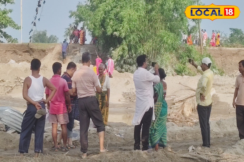 রিলের ফ্রেমে বন্দি ধ্বংসস্তূপের ছবি সহ কঠিন বাস্তব! ময়নাগুড়ির ধ্বংসস্তূপে নতুন প্রাণের খোঁজ চলছে। বন্যায় বিধ্বস্ত ময়নাগুড়ির বিস্তীর্ণ অঞ্চল এখন ধীরে ধীরে জীবনের চেনা ছন্দে ফিরে আসছে। প্রশাসন ও স্বেচ্ছাসেবী সংগঠন মিলে চলছে ত্রাণ ও পুনর্গঠনের কাজ। ক্ষতিগ্রস্ত বাড়ি, ভাঙা বাঁধ, কাদামাটি মিশ্রিত পথ- সবই এখন পরিশ্রম ও আশার প্রতীক। (ছবি ও তথ্যঃ সুরজিৎ দে)