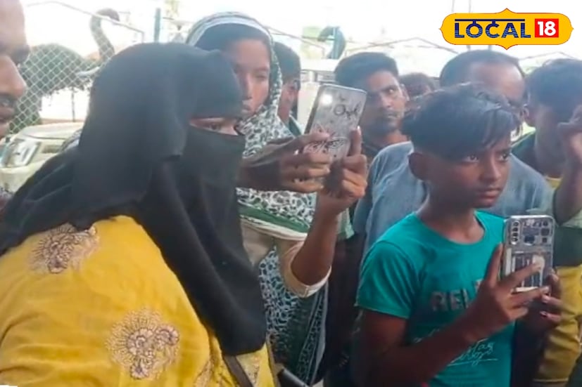 অভিযোগ, বহরমপুরের রাধারঘাটের এক যুবক নকল সোনার বিস্কুট নিয়ে টোটোয় উঠে পড়ে। টোটোতে থাকা মহিলা যাত্রীকে সে জানায়, তার কাছে একটি সোনার বিস্কুট রয়েছে। 