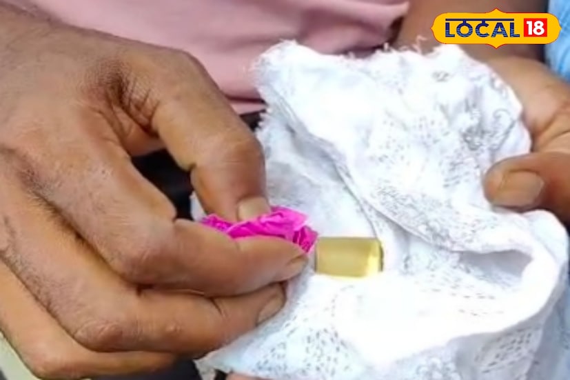 যুবক মহিলাকে বলে, সে তাঁকে সোনার বিস্কুট দেবে, পরিবর্তে মহিলা তাকে গায়ে পড়ে থাকা সোনার গয়নাগুলো দেবে। সাফাইয়ে প্রতারক যুবক বলে, বাড়িতে ছেলে অসুস্থ, টাকা প্রয়োজন। কিন্তু সোনার বিস্কুট কোথায় বিক্রি করতে হয়, সে জানে না। 