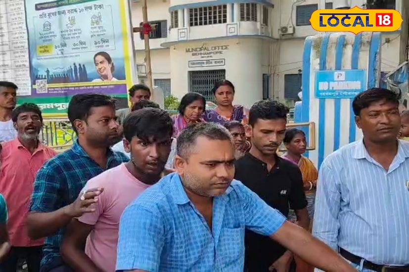  অভিযোগ, নকল সোনার বিস্কুটের পরিবর্তে মহিলার কাছে থাকা সোনার গয়না দাবি করে যুবক। কিন্তু শেষরক্ষা আর হল না! হাতেনাতে যুবককে পাকড়াও করে স্থানীয় বাসিন্দারা। বহরমপুর পৌরসভার সামনে তাকে আটকে রাখা হয়। পরে পুলিশ তাকে আটক করে নিয়ে যায়। 