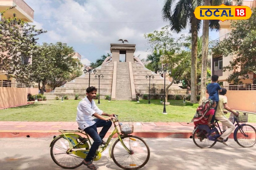 হলদিয়াকে উপহার আইওসি-র। অসাধারণ একটি মিউজিয়াম। দেখতে অবিকল পিরামিডের মত। স্কুল- কলেজ পড়ুয়া, সাধারণ মানুষ, সবার জন্য এই পিরামিড খুলে দেওয়া হয়েছে। (ছবি ও তথ্য: সৈকত শী)