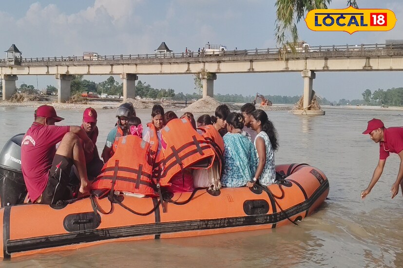 চা বাগানের মেয়েদের মানবিক ছোঁয়া! নিজেদের অভাব ভুলে বন্যাদুর্গতদের পাশে নাগরাকাটায়। কারওর বাবা নেই, মা চা বাগানে দিনমজুর। কেউ আবার মা-বাবা দু’জনেরই ভরসা থেকে বঞ্চিত। কলেজ পাশ করে কেউ সিভিক ভলান্টিয়ারের চাকরি পেয়েছেন, কেউ পড়াশোনার পাশাপাশি চালান মোমো-চাউমিনের দোকান। তবুও জীবনের কঠিন লড়াই ভুলে, এই মেয়েরাই হয়ে উঠলেন অন্যের আশ্রয়।