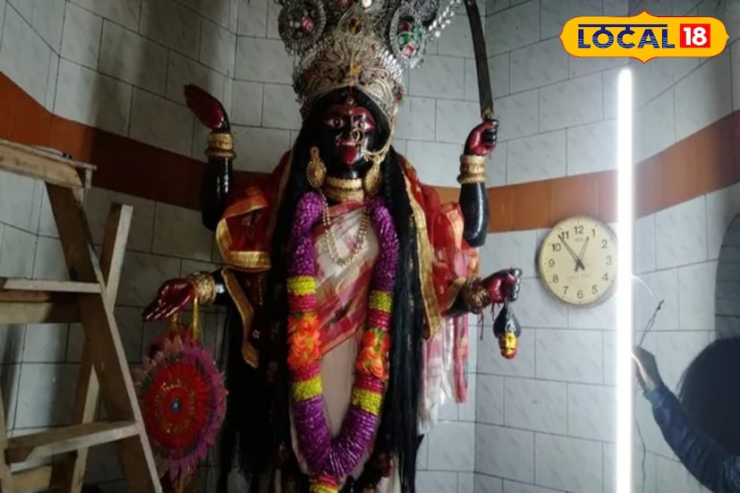 ধুবুলিয়ার বেলপুকুর গ্রামের কালীপুজো: ধুবুলিয়ার বেলপুকুর গ্রামে কালীপুজো অত্যন্ত ঐতিহ্যবাহী এবং প্রায় প্রতিটি বাড়িতেই এই পুজো করা হয়। কথিত আছে, রাজা কৃষ্ণচন্দ্রের প্রপিতামহ রুদ্রের সময়ে ঢাকা বিক্রমপুর থেকে আসা তন্ত্রসাধক রামচন্দ্র ভট্টাচার্য এই পুজোর প্রচলন করেন। বর্তমানে গ্রামজুড়ে প্রায় দু'শোর বেশি কালীপুজো হয়, যার মধ্যে বেশিরভাগই দক্ষিণাকালী রূপে পুজিত হন। এছাড়াও, এখানে বারোয়ারি এবং ক্লাবের পুজোও হয়ে থাকে।
