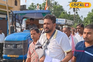 ভাঙা হাত নিয়েও নাগরাকাটায় হাজির বিধায়ক শঙ্কর ঘোষ, পৌঁছে দিলেন ত্রাণসামগ্রী