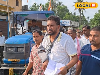 ভাঙা হাত নিয়েও নাগরাকাটায় হাজির বিধায়ক শঙ্কর ঘোষ, পৌঁছে দিলেন ত্রাণসামগ্রী