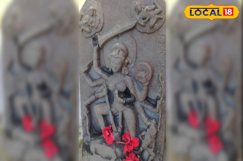 দামোদর নদ থেকে উদ্ধার প্রাক-পালযুগের মহিষমর্দিনী মূর্তি, অষ্টভূজা মহিষমর্দিনী মূর্তি উদ্ধারকে কেন্দ্র করে আলোড়ন ছড়িয়েছে এলাকাজুড়ে। গলসি থানার দাদপুর গ্রামের ঘটনা। (ছবি ও তথ্য সূত্র: সায়নী সরকার)