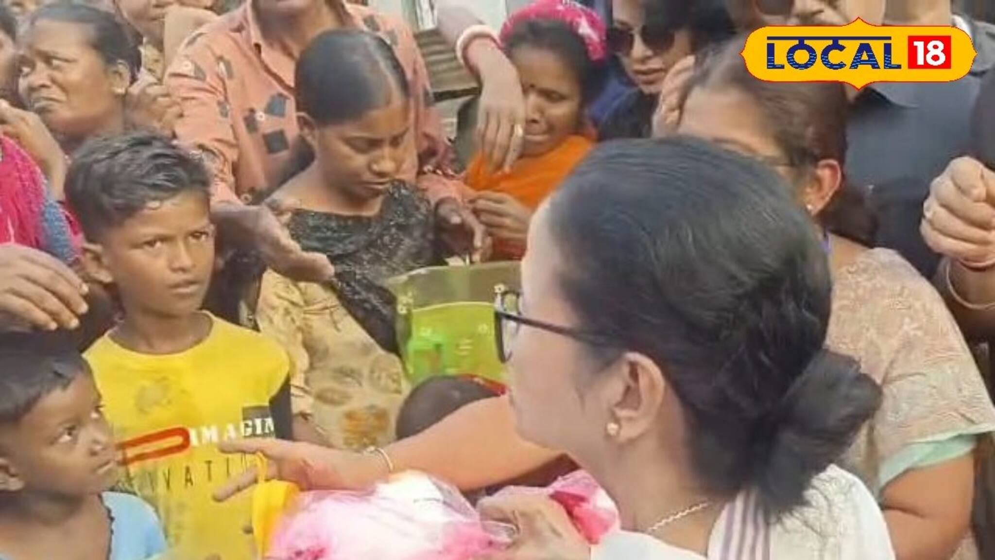 বন‍‍্যাবিধ্বস্ত সুভাষীনি চা বাগানে ত্রাণ পৌঁছে দিলেন মুখ‍্যমন্ত্রী মমতা বন্দ্যোপাধ্যায়