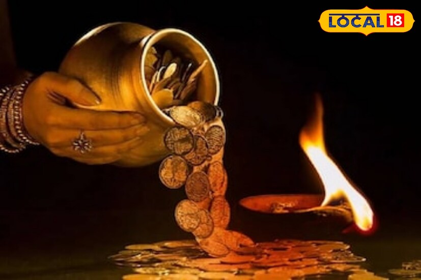 এই দিন কিছুটা ধনে কিনে আনুন এবং তা লক্ষ্মীদেবীর সামনে লাল কাপড়ে মুড়ে রাখুন। পুজো শেষ হয়ে যাওয়ার পর অর্থাৎ পরের দিন সেই পুঁটলিটা টাকা রাখার জায়গায় রেখে দিন। বাড়িতে শিশু থাকলে তাকে এই দিন কিছু উপহার দিন। এই দিন বাড়িতে গণেশ-লক্ষ্মীর মূর্তি কেনা অত্যন্ত শুভ।