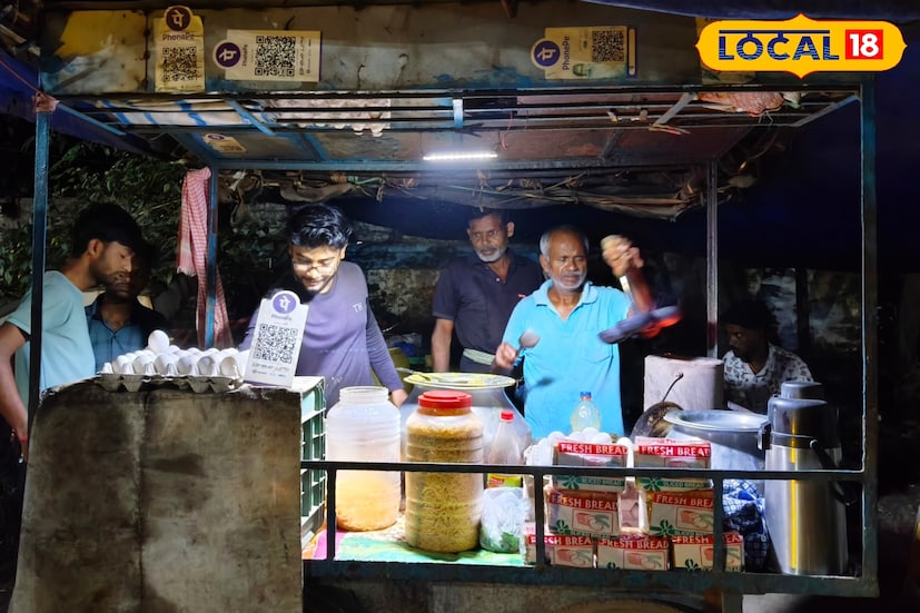 মন্টু গোস্বামীর তৈরি 'ডিমের পোচ' আজ আর শুধুমাত্র একটি সাধারণ খাবার নয়, এটি আদ্রা রেলশহরের এক অনন্য স্বাদ-ঐতিহ্য। একবার যার স্বাদ মুখে পড়লে, তাকে আর ভুলে থাকা যায় না। (ছবি ও তথ্য: শান্তনু দাস)