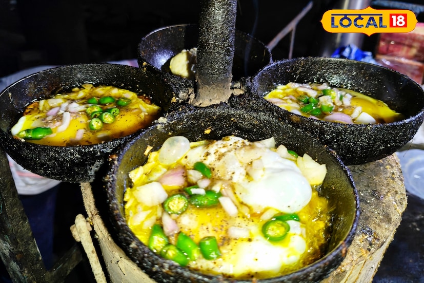 পুরুলিয়ার আদ্রা রেলশহর আজ একটি বিশেষ খাবারের জন্য ব্যাপকভাবে পরিচিত, সেটি হল বিখ্যাত ‘ডিমের পোচ’। আদ্রার ডিভিসি এলাকার বাসিন্দা মন্টু গোস্বামী আজ থেকে প্রায় দশ বছর আগে আদ্রা বাসস্ট্যান্ডের পাশে একটি ছোট ঠেলাগাড়ি নিয়ে সেউ-ঘুগনির দোকান শুরু করেছিলেন। সময়ের সঙ্গে সঙ্গে তিনি দোকানে নতুন আইটেম হিসেবে ‘ডিমের পোচ’ বানাতে শুরু করেন। (ছবি ও তথ্য: শান্তনু দাস)