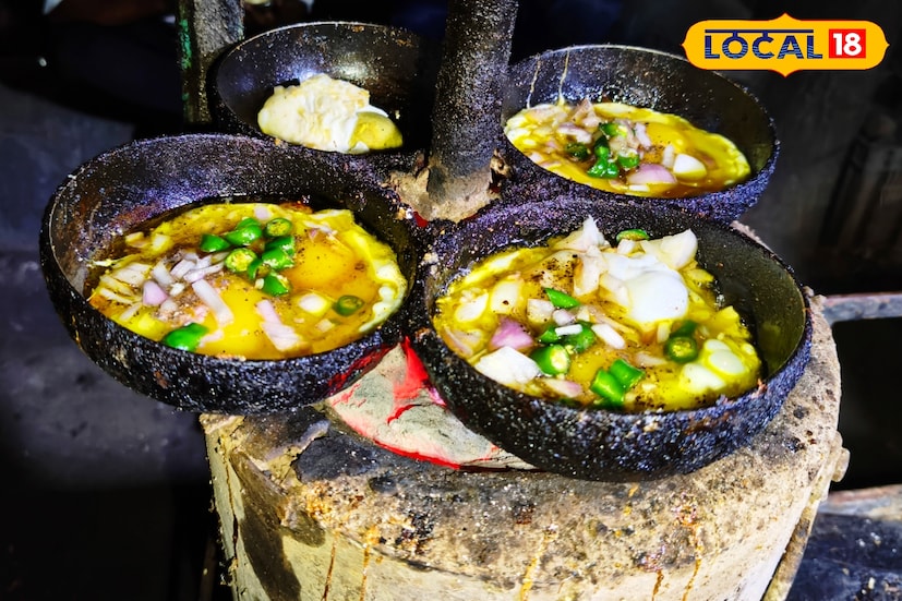 তবে এখন মন্টু বাবুর দোকানে এক চাটুতে চাহিদা সামলানো অসম্ভব। তাই তিনি নিজেই তৈরি করেছেন চার মুখবিশিষ্ট একটি বিশেষ চাটু, যাতে একসঙ্গে চারটি 'ডিমের পোচ' বানানো যায়। (ছবি ও তথ্য: শান্তনু দাস)