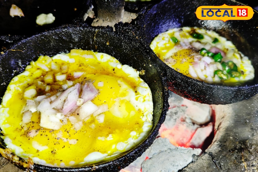 শুরুর দিকে খুব কম মানুষই জানতেন এই নতুন পদটির কথা। কিন্তু ধীরে ধীরে মন্টু বাবুর হাতের জাদুতে তৈরি ডিমের পোচের স্বাদ ছড়িয়ে পড়ে চারদিকে। আজ শুধুমাত্র আদ্রা নয়, রঘুনাথপুর, কাশীপুরসহ আশপাশের বহু এলাকা থেকেও মানুষজন আসেন শুধুমাত্র এই বিখ্যাত ‘ডিমের পোচ’ খেতে। সন্ধ্যা নামলেই মন্টু বাবুর ছোট ঠেলাগাড়ির সামনে লেগে যায় উপচে পড়া ভিড়। (ছবি ও তথ্য: শান্তনু দাস)