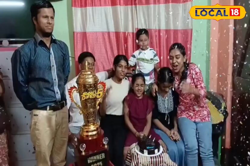ফাইনালের ফল ঘোষণার পরই যেন আনন্দে ভরে উঠেছে শহর শিলিগুড়ি। সোশ্যাল মিডিয়ায় শুভেচ্ছার বন্যা, এলাকায় বাজি ফাটানো আর হাসিমুখে গর্বের গল্প— সর্বত্রই এখন সুকৃতির নাম। ছবি ও তথ্য : ঋত্বিক ভট্টাচার্য
