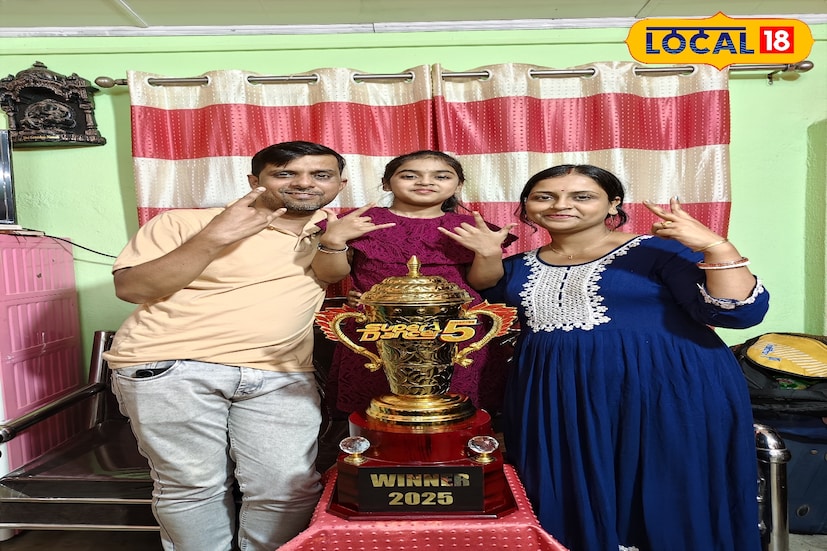 এই সাফল্যের পেছনে রয়েছে বাবা-মায়ের অদম্য সমর্থন ও শিক্ষকদের পরিশ্রম। বাবা সন্তু পাল একজন স্কুলশিক্ষক, মা শুক্লা পাল গৃহবধূ। মেয়ের প্রতিভাকে ছায়া দিয়ে বড় করেছেন তাঁরা, বাধা এলেও কখনও থামতে দেননি। ছবি ও তথ্য : ঋত্বিক ভট্টাচার্য