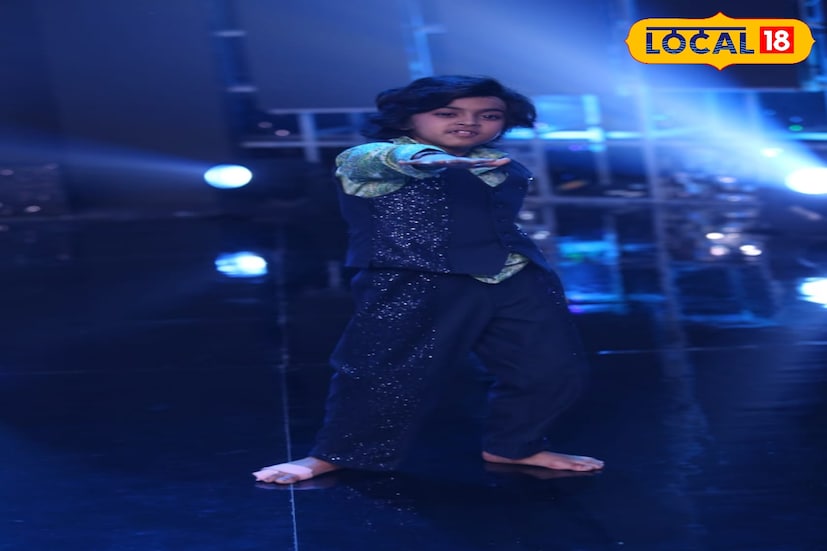 শিলিগুড়ি, ঋত্বিক ভট্টাচার্য : বয়স মাত্র নয়, অথচ তার নাচে মুগ্ধ আজ গোটা দেশ। শিলিগুড়ির হায়দারপাড়ার সুকৃতি পাল এখন জাতীয় পর্দার পরিচিত মুখ। সোনি টিভির জনপ্রিয় নৃত্য প্রতিযোগিতা ‘সুপার ডান্সার চ্যাপ্টার ৫’-এর মঞ্চে নিজের নাচের জাদুতে সে জিতে নিয়েছে এবারের বিজয়ীর মুকুট। এবছর দু’জন প্রতিযোগীকে যৌথভাবে বিজয়ী ঘোষণা করা হয়েছে, আর তাঁদের মধ্যে একজন হলেন শিলিগুড়ির এই খুদে নৃত্যশিল্পী।