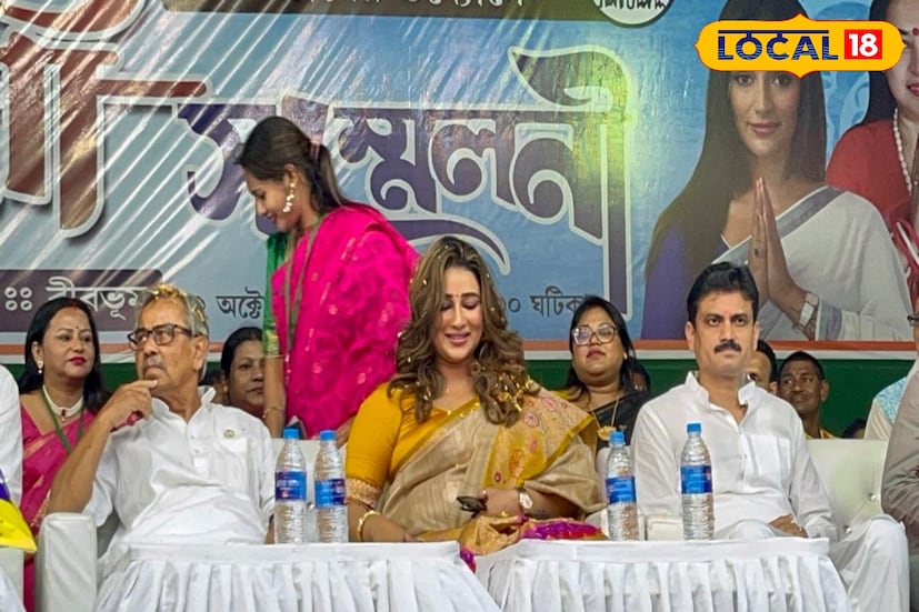 অবশেষে অভিনেত্রী বিজয়া সম্মিলনী অনুষ্ঠানের থেকে বেরিয়ে যাওয়ার সময় তার নিজের সিনেমার একটি ডায়লগ বলে এবং তার পাশাপাশি নিজের কন্ঠে গান গেয়ে ফিরে যান। আর ঠিক এই মুহূর্তের সাক্ষী থাকতে প্রায় রামপুরহাট শহরের কয়েক হাজার মানুষের সমাগম ঘটে।