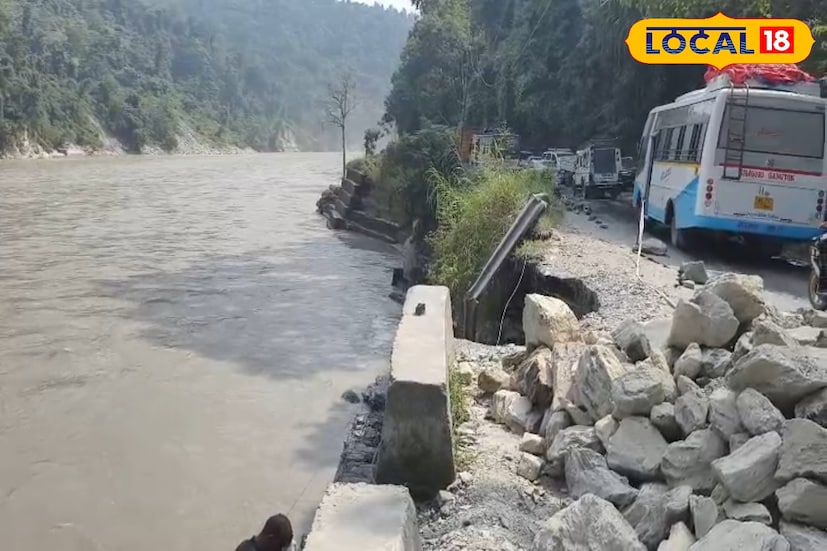 শিলিগুড়ি, ঋত্বিক ভট্টাচার্য : দার্জিলিং ও সিকিমমুখী যাত্রীদের জন্য বড় দুঃসংবাদ। মেরামতির কাজে আগামী চারদিন পুরোপুরি বন্ধ থাকবে শিলিগুড়ি–সিকিম ১০ নম্বর জাতীয় সড়ক। প্রবল বর্ষণ ও ধারাবাহিক ধসের পর ক্ষতিগ্রস্ত রাস্তা পুনর্গঠনের জন্যই এই সিদ্ধান্ত নেওয়া হয়েছে।