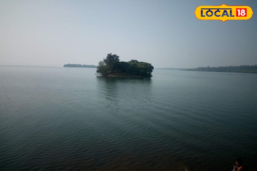 শুধুমাত্র জল জঙ্গল পাহাড় নয়, খাতরা মহকুমায় রয়েছে বিরাট ইতিহাসের সম্ভার। ক্ষেত্র সমীক্ষকদের প্রিয় ঠিকানা গুলির মধ্যে অন্যতম হল এই ব্লক। খাতড়া যেন পুরাতত্ত্বের খনি! প্রাচীন ভাস্কর্যগুলোও দেখুন।বাঁকুড়ার খাতড়ায় বিভিন্ন প্রাচীন ভাস্কর্য পাওয়া গিয়েছে, সেগুলো সংরক্ষণ করার উদ্যোগ নেওয়া হয়েছে। দেখুন এক ঝলকে। ছবি ও তথ্য নীলাঞ্জন বন্দ্যোপাধ্যায়