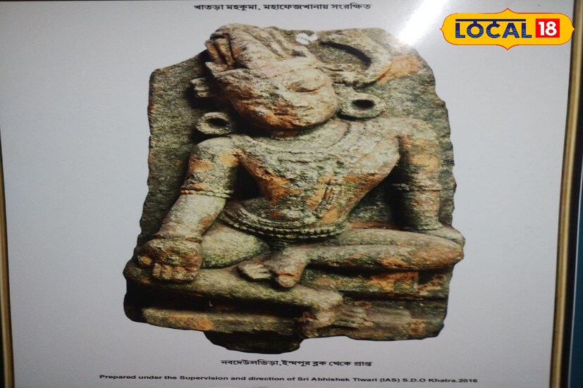 বাঁকুড়ার খাতড়ার বিভিন্ন অংশ থেকে উদ্ধার হয়েছে বহু প্রাচীন ভাস্কর্য। দেখে নিন তার মধ্যে কোনগুলি উল্লেখ্যযোগ্য।খাতড়া মহকুমা ঢোকার আগে পরে ইন্দপুর এবং বাংলা। এই জায়গাও ক্ষেত্র সমীক্ষকদের নজরে থাকে। ২০১৬ সালে ইন্দপুর ব্লকের নবদেউলভিড়া থেকে উদ্ধার করা হয় এই ভাস্কর্য। বর্তমানে মহকুমার মহাফেজখানায় সংরক্ষিত এটি। ছবি ও তথ্য নীলাঞ্জন বন্দ্যোপাধ্যায়