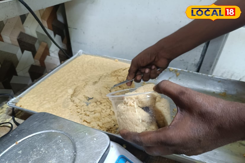 কালনার মাখা সন্দেশের সুনাম আজ শুধু পশ্চিমবঙ্গেই সীমাবদ্ধ নয়, পৌঁছে গিয়েছে দেশের গণ্ডি পেরিয়ে বিদেশের মাটিতেও। কানাডা, ডেনমার্ক, আমেরিকা! বিশ্বের নানা প্রান্তে এখন ছড়িয়ে পড়েছে এই ঐতিহ্যবাহী মিষ্টির সুবাস। প্রবাসী ভারতীয়দের মধ্যেও এই মিষ্টির বিশেষ জনপ্রিয়তা বেড়ে চলেছে। তথ্য ও ছবি: বনোয়ারীলাল চৌধুরী