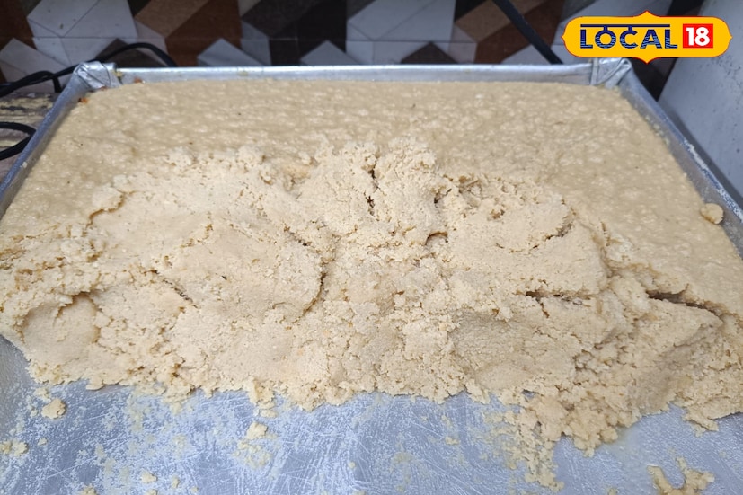 প্রতিদিন সন্ধ্যেবেলা দোকানে আসে তাজা ছানা। সেই ছানা জাঁক দিয়ে শুরু হয় সন্দেশ তৈরির কাজ, যা চলে মধ্যরাত পর্যন্ত। মাখা সন্দেশ তৈরি করতে লাগে মূলত ছানা আর চিনি। তবে শীতকালে ব্যবহৃত হয় খাঁটি গুড়, যা সন্দেশে যোগ করে আলাদা স্বাদ। অভিজ্ঞ কারিগরদের মতে, খাঁটি মাখা সন্দেশে অতিরিক্ত উপাদান না মেশানোই শ্রেয়। তথ্য ও ছবি: বনোয়ারীলাল চৌধুরী