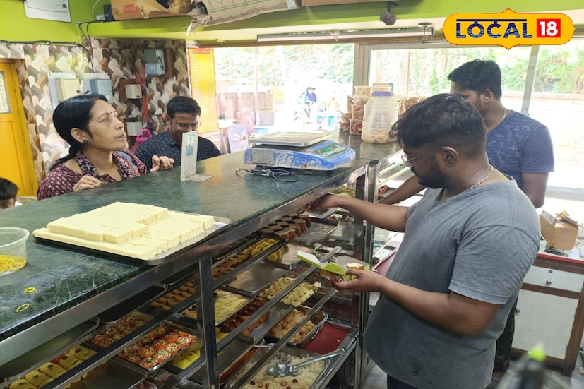 দেশের মাটির ঘ্রাণ, ঐতিহ্যের স্পর্শ আর অসাধারণ স্বাদ, সব মিলিয়ে কালনার মাখা সন্দেশ আজ শুধুমাত্র একটি মিষ্টি নয়, এক বিশেষ অনুভব। বিদেশের মাটিতেও এই সন্দেশের রসনা ছুঁয়ে যাচ্ছে প্রবাসী বাঙালির নস্টালজিয়ার তার। তথ্য ও ছবি: বনোয়ারীলাল চৌধুরী