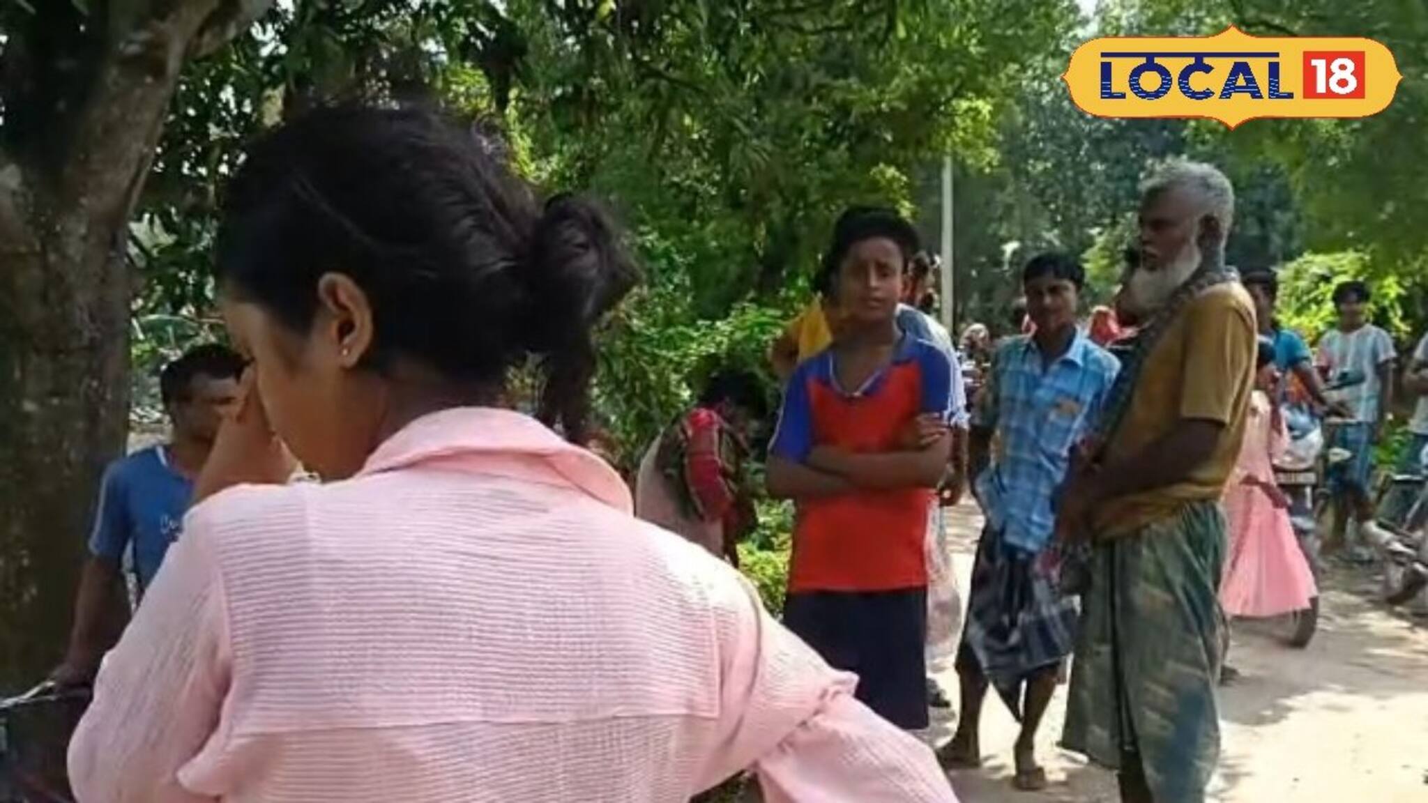 প্রেমিকের বিয়ে হচ্ছে? মেনে নিতে পারেনি ছাত্রী! যেন সিনেমার দৃশ্য... বাড়ির সামনে ধরনা