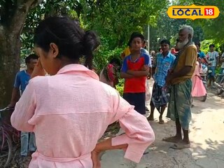 ধরনায় ছাত্রী