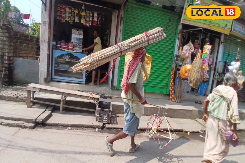 কয়েক দশক আগে পর্যন্ত, আশ্বিন মাসের শেষ থেকে কার্তিক মাসের শেষ পর্যন্ত প্রতি ঘরে ঘরে আকাশ প্রদীপ জ্বালতে দেখা যেত সন্ধ্যা বেলা। সে সব যেন অতীত। কিন্তু এই প্রতিকূল অবস্থাতেও পাটকাঠির আকাশ প্রদীপ রঙিন কাগজের মোড়কে আকর্ষণীয় ভাবে তৈরি করে গ্রামে গ্রামে ঘুরে ফেরি করছেন প্রায় ৮০ বছর বয়সী বৃদ্ধ মনিমোহন মাইতি।