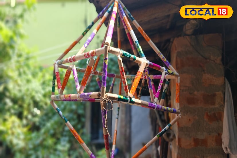 ৮০-র মনিমোহন আকাশ প্রদীপের ফেরিওয়ালা! এই প্রতিকূল অবস্থাতেও মানুষ দাম দিয়ে নিচ্ছেন আকাশ প্রদীপ। আশ্বিন শেষে কার্তিক মাসের পহেলা থেকে সংক্রান্তি পর্যন্ত এক মাস গ্রামাঞ্চলে বাঙালি হিন্দু পরিবারের সন্ধ্যা হলেই দ্বীপ জ্বালিয়ে পূর্ণ লাভ দীর্ঘদিনের রীতি পালন বাংলা'র ঘরে ঘরে। এই আকাশ প্রদীপকয়েক বছর আগে পর্যন্ত দারুণ চল ছিল। ইলেকট্রনিক্স চায়না আলোর দাপটে সেই রীতি ক্রমশ ফিকে হচ্ছে। আর এই প্রতিকূল অবস্থায় পাটকাঠির তৈরি আকাশ প্রদীপ ফেরি করতে গ্রামে গ্রামে ঘুরছেন এক বৃদ্ধ। (ছবি ও তথ্য: রাকেশ মাইতি)