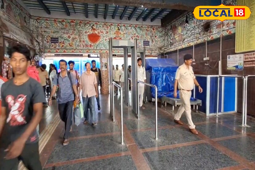 অন্যদিকে দুর্ঘটনার পর রেল প্রশাসনের মধ্যে সমন্বয়ের অভাব যে প্রকট তা সামনে এসেছে। কারণ শনিবার রাত ১১ টার সময় যেমন বর্ধমান স্টেশনে হাওড়া ডিভিশনের ডিআরএম বিশাল কাপুর জানান বর্ধমান মেডিকেল কলেজ হাসপাতালে ৮ জন জখম যাত্রী ভর্তি আছেন। সেখনে ওই একই সময়ে পূর্ব রেলের জনসংযোগ আধিকারিক দীপ্তিময় দত্ত প্রেস রিলিজে জানান ৩ জন যাত্রী ভর্তি আছেন হাসপাতালে। এখানে তাহলে প্রশ্ন উঠছে রেল প্রশাসনের মধ্যে সমন্বয় নিয়ে। যদিও ডিআরএম বিশাল কাপুর বিষয়টি এড়িয়ে যান। তিনি জানান,৮ জন যাত্রী ভর্তি আছেন। তার মধ্যে ৫ জন মহিলা। এর মধ্যে ৩ জনের আঘাত গুরুতর। (ছবি ও তথ্য: সায়নী সরকার)