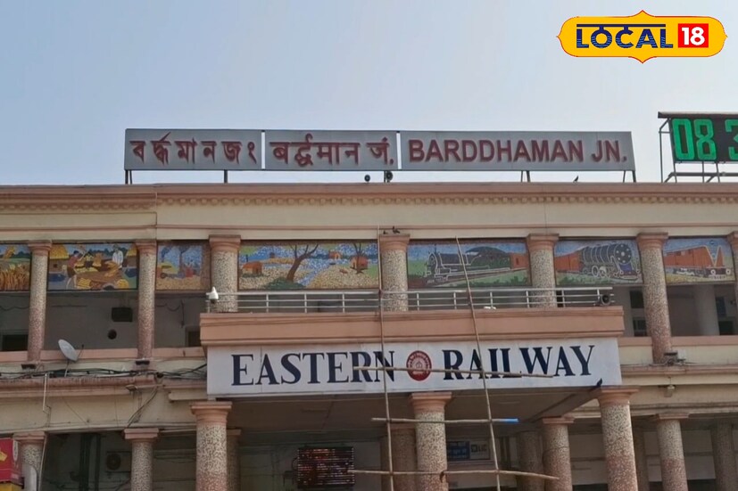 আতঙ্কের আরেক নাম বর্ধমান স্টেশন ? একের পর এক ঘটে চলেছে দুর্ঘটনা। একাধিক রেলের গাফিলতি নিয়োগ প্রশ্ন তুলেছেন যাত্রীরা কিন্তু তাতেও কি তৎপর হয়েছে রেল ? ঘটেই চলেছে একের পর এক দুর্ঘটনা। পদপৃষ্টের ঘটনাও এই প্রথম নয় এর আগেও একইভাবে হুড়োহুড়িতে আহত হয়েছিলেন একাধিক যাত্রী। পদপৃষ্টের ঘটনা ছাড়াও স্টেশনের সামনের একাংশ ভেঙে পড়া, জল ট্যাঙ্ক ভেঙে পড়ার মতো একাধিক দুর্ঘটনা ঘটেছে এই বর্ধমান স্টেশনেই। এরপরও কি হুঁশ ফিরেছে রেলের ? আর কত দুর্ঘটনা ঘাটলে হুশ ফিরবে রেলের প্রশ্ন তুলছেন নিত্যযাত্রীরা। (ছবি ও তথ্য: সায়নী সরকার)